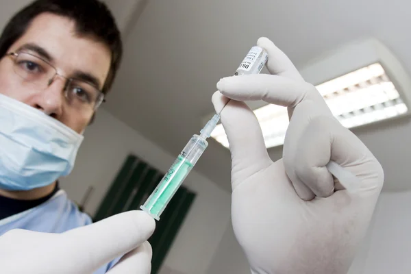 Médico con jeringa preparado para administrar una vacuna —  Fotos de Stock