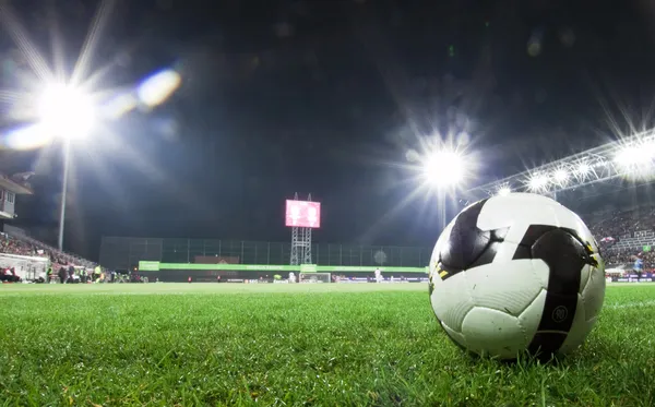 Bola de futebol no estádio à noite — Fotografia de Stock