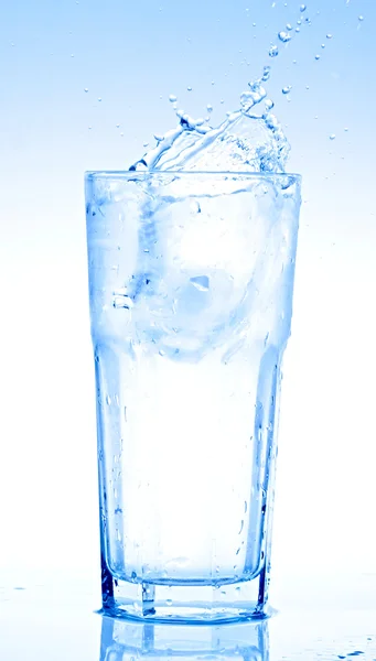 Percikan air dalam gelas yang diisolasi pada warna putih — Stok Foto