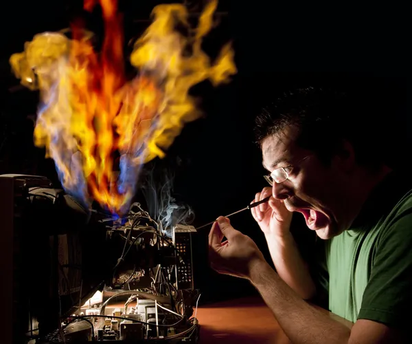 Legrační elektrikář v plamenech — Stock fotografie
