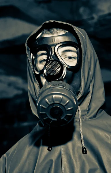 男子戴着防毒面具 — 图库照片