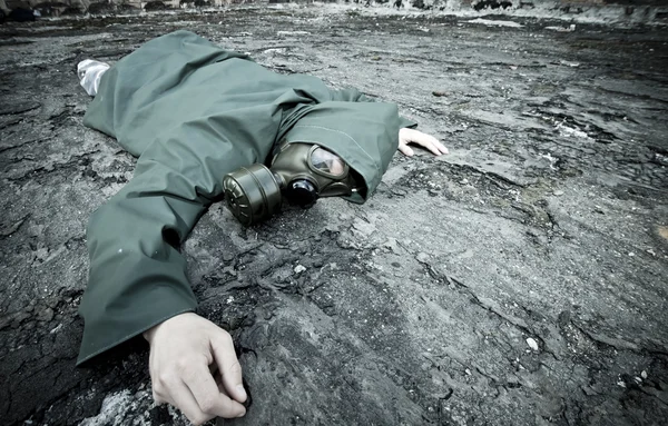防毒マスクを持つ男は地面で落ちる — ストック写真