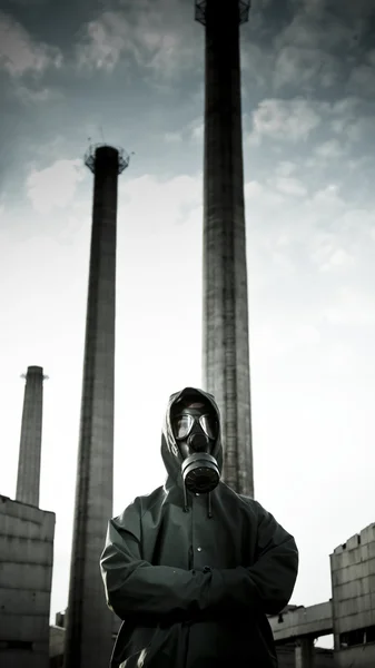 Man bär gasmask — Stockfoto
