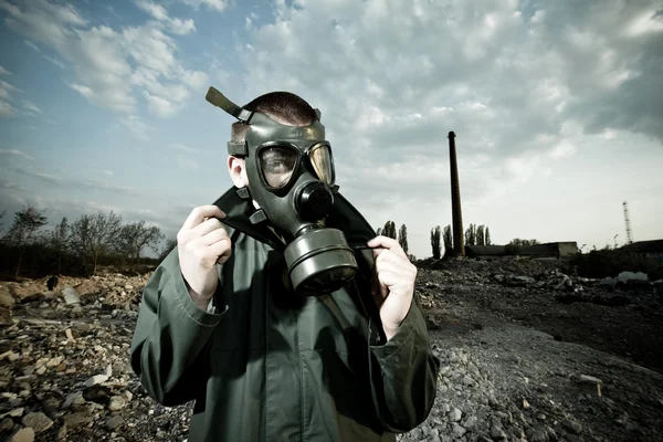 Adam giyen gaz maskesi — Stok fotoğraf