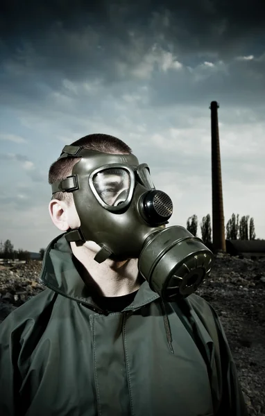 Homem usando máscara de gás — Fotografia de Stock