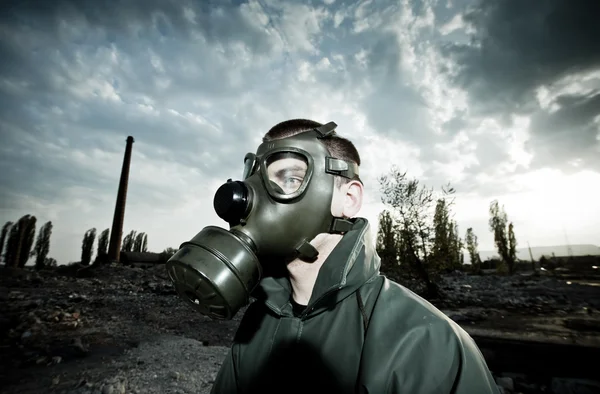 Homem usando máscara de gás — Fotografia de Stock