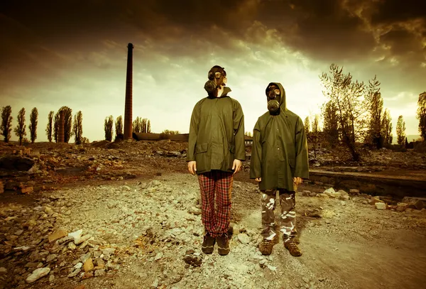 Deux hommes portant des masques à gaz après une catastrophe nucléaire — Photo