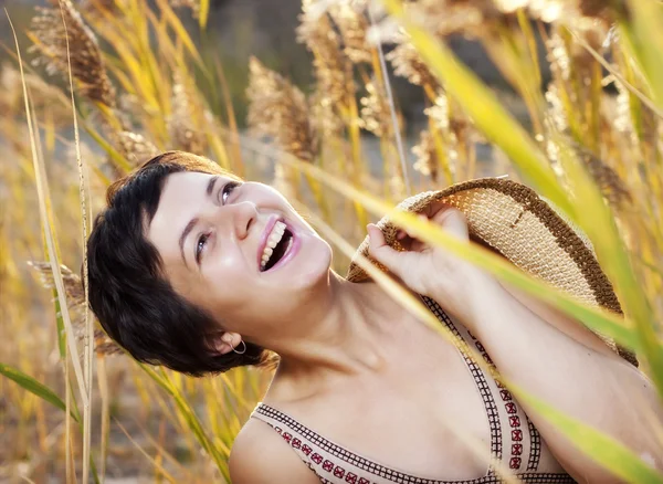 Gelukkige vrouw portret op zomer veld — Stockfoto