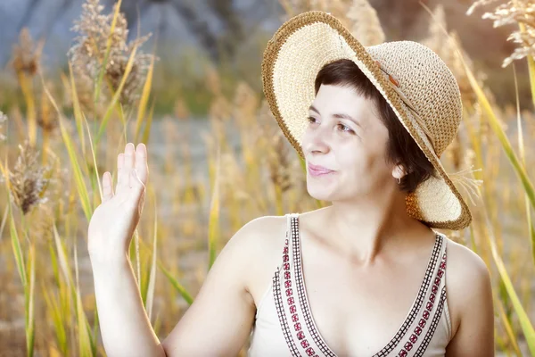 Gelukkige vrouw portret op zomer veld — Stockfoto
