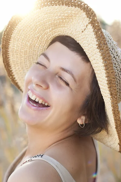Портрет счастливой женщины на поле — стоковое фото