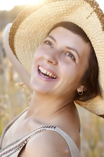 夏の畑に幸せな女性の肖像画 — ストック写真