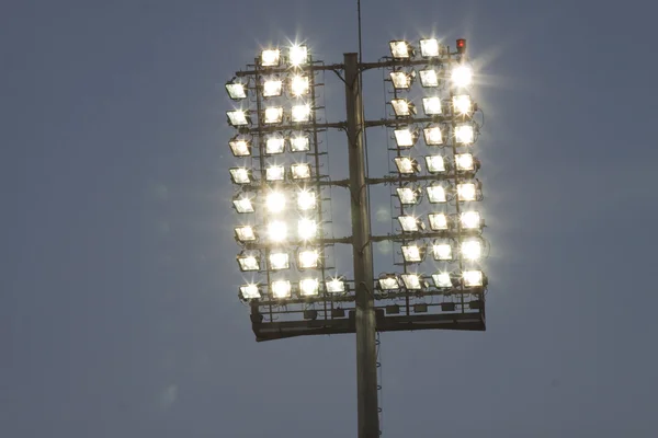 Stadion lichten en donker blauwe hemel — Stockfoto