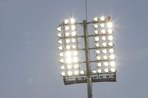 Luces del estadio y cielo azul oscuro — Foto de Stock