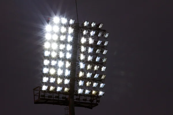 Luces del estadio y cielo azul oscuro —  Fotos de Stock