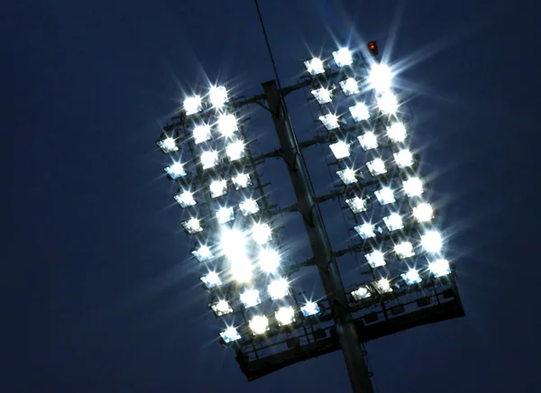 スタジアムのライトとダーク青い空 — ストック写真