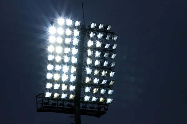 Estádio luzes e céu azul escuro — Fotografia de Stock