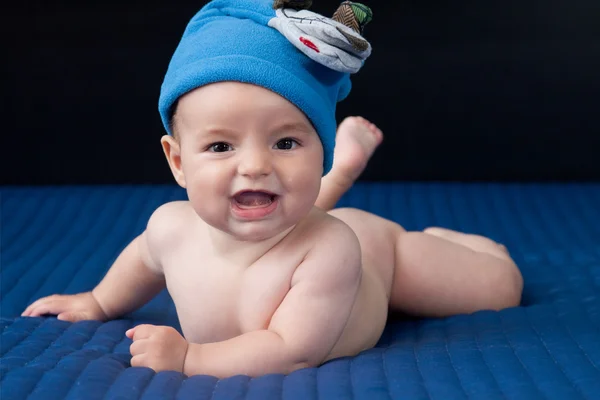 Χαμογελώντας μωρό αγόρι στο κρεβάτι — Φωτογραφία Αρχείου