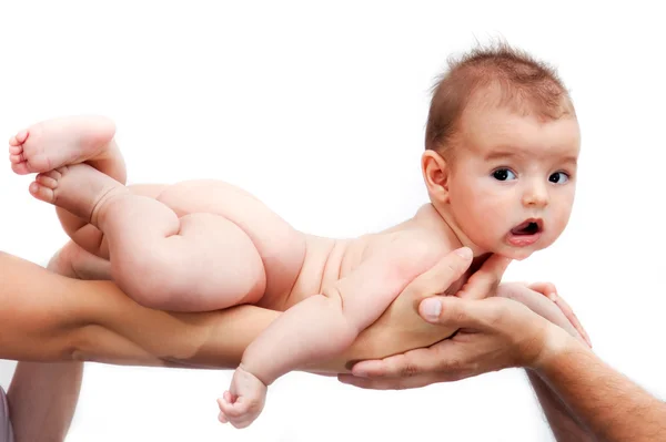 Baby wird von Eltern auf Handfläche gehalten — Stockfoto
