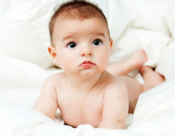 ベッドで男の赤ちゃんの笑顔 — ストック写真