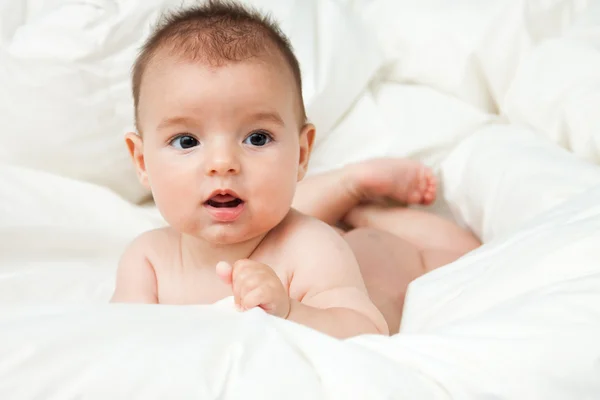 Sonriente bebé en la cama —  Fotos de Stock