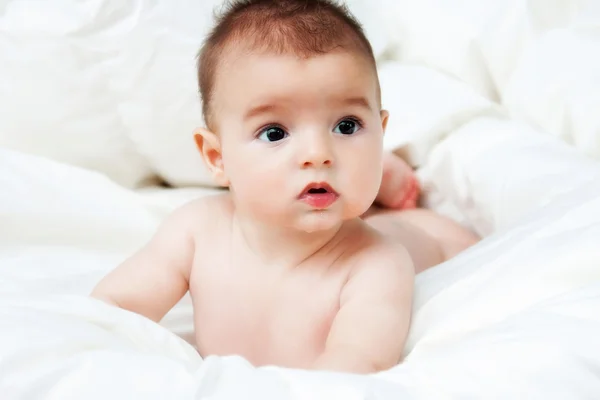 ベッドで男の赤ちゃんの笑顔 — ストック写真