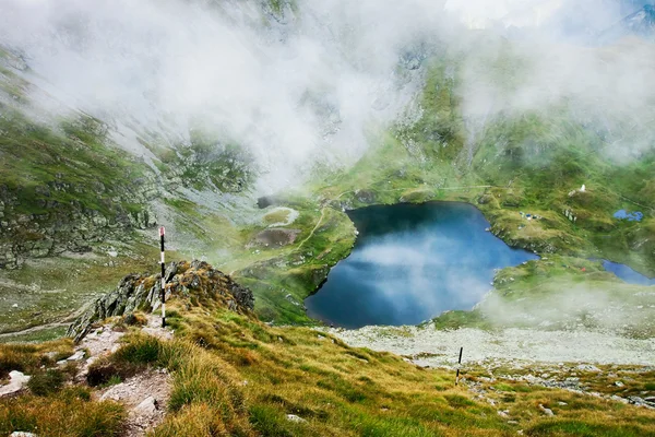 Paisagem do Lago Capra na Romênia e montanhas Fagaras no verão — Fotografia de Stock