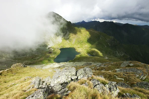 Landschap van capra meer in Roemenië en fagaras bergen in de zomer — Stockfoto