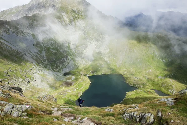 Landschap van capra meer in Roemenië en fagaras bergen in de zomer — Stockfoto