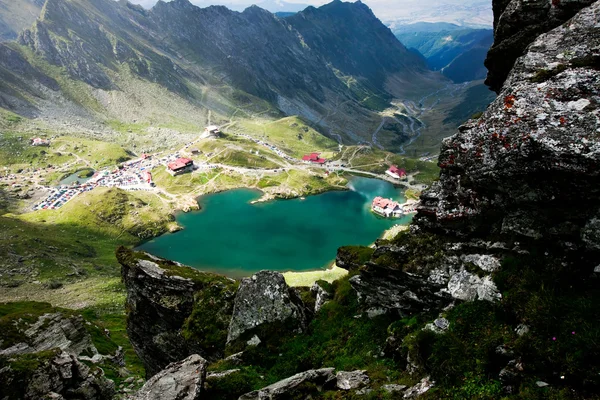 Landschap in de zomer van balea lake, bergen van fagaras, Roemenië — Stockfoto