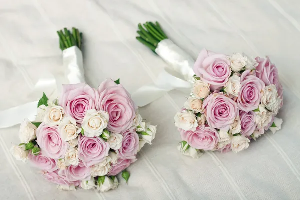 Два весільних букета з рожевих троянд — стокове фото