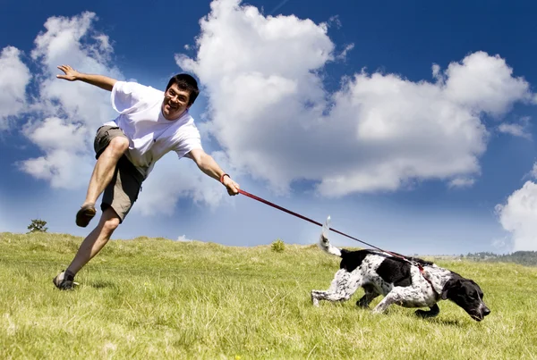 Homem brincando com seu cão no dia ensolarado de verão — Fotografia de Stock