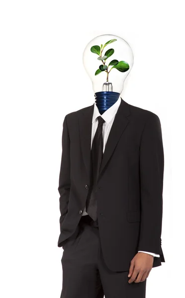 Hombre usando en su cabeza bombilla hecha de un árbol que simboliza la energía verde —  Fotos de Stock