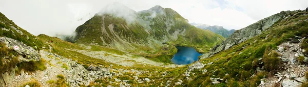 Krajina od jezera capra v Rumunsku a fagaras hory v létě — Stock fotografie