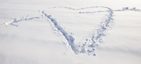 Vit snö med drunknande hjärtform — Stockfoto