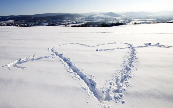 Bílý sníh ve tvaru utopeného srdce — Stock fotografie