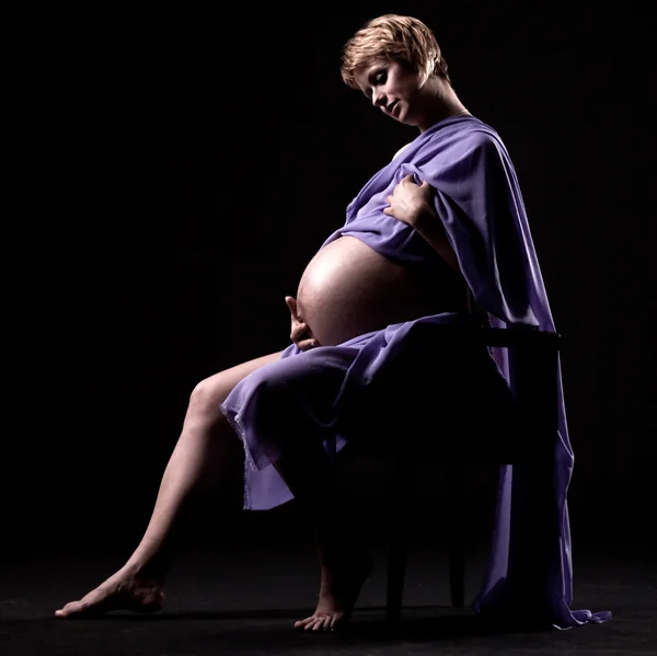 9 month pregnant woman sitting on chair — Stock Photo, Image