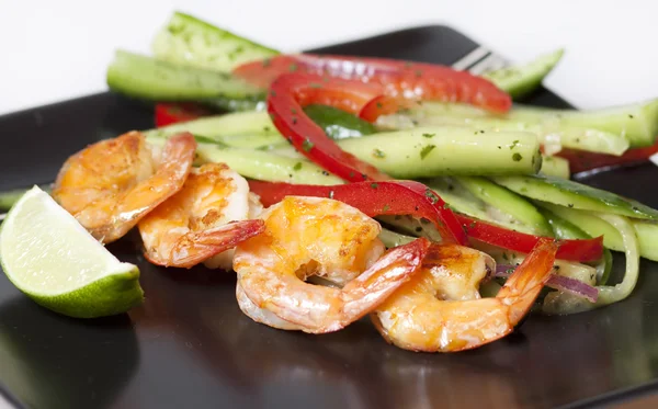 Πράσινη σαλάτα με γαρίδες - έννοια υγιεινής διατροφής — Φωτογραφία Αρχείου