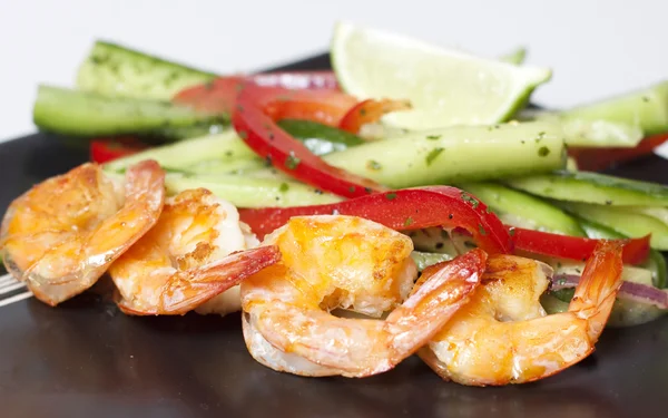 Salada verde com camarões - conceito de alimentação saudável — Fotografia de Stock