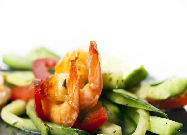Grüner Salat mit Garnelen - gesundes Esskonzept — Stockfoto