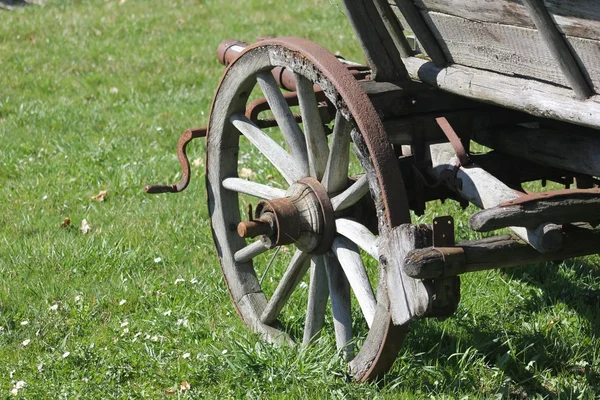 Oude draad wiel gemaakt van hout en metaal — Stockfoto