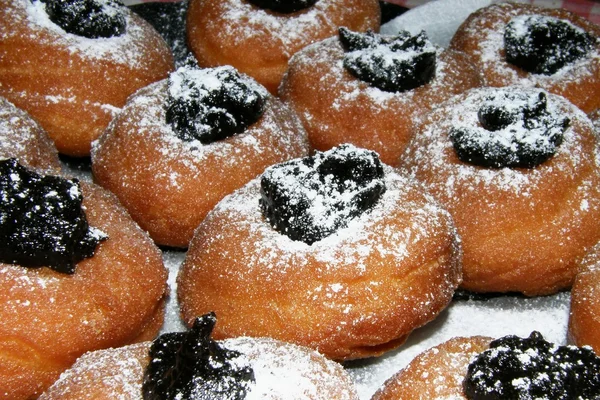 Damsoncheese와 설탕 도넛 — 스톡 사진