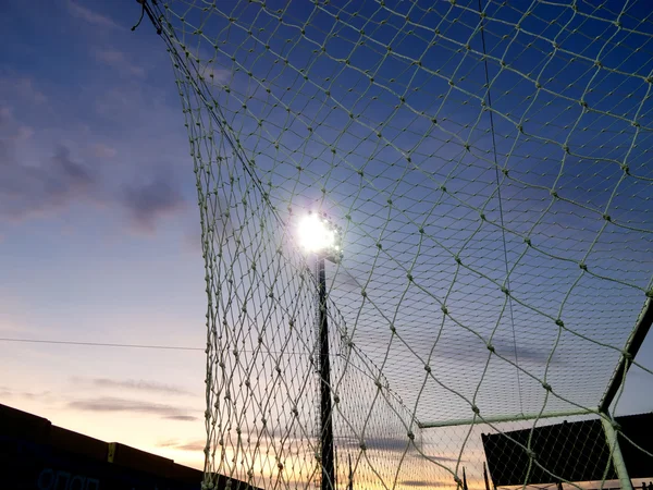Oświetlenie słupy wysokiego napięcia na stadionie piłki nożnej — Zdjęcie stockowe