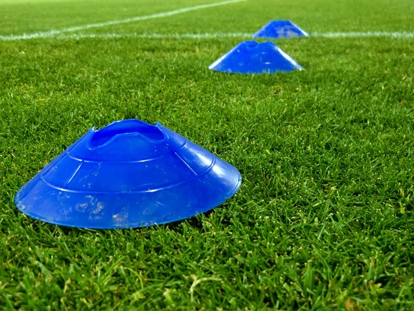 Cones de treinamento sobre uma grama — Fotografia de Stock