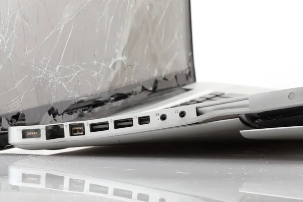 Сломанный ноутбук — стоковое фото