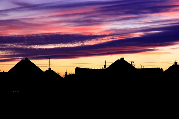 Sunset with clouds above houses. — Stock Photo, Image