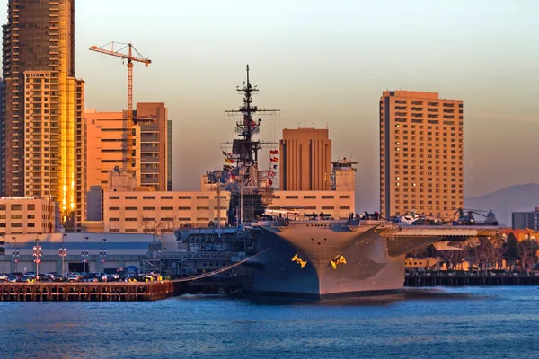 USS Midway на закате — стоковое фото