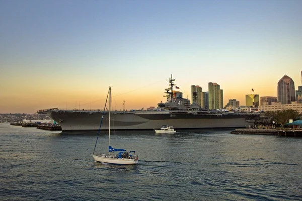 Военный корабль США на полпути — стоковое фото