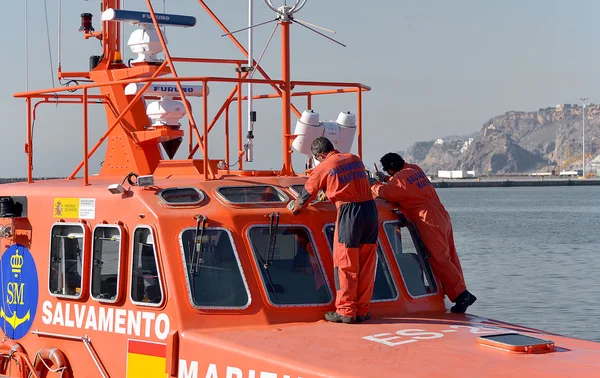 Dos operadores limpian un barco de rescate — Foto de Stock