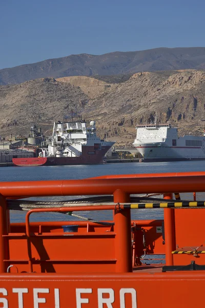 Спасательные суда и грузовые суда в порту — стоковое фото