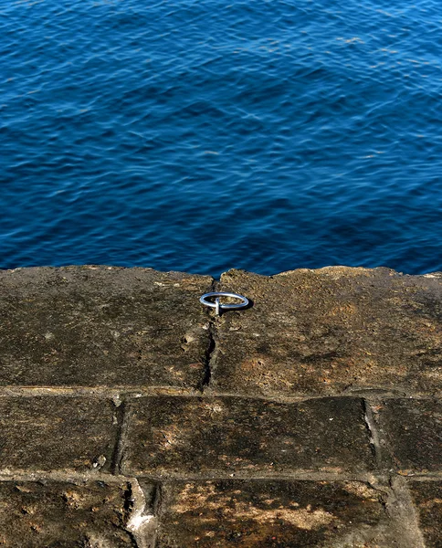 โมลที่ฝั่งทะเลของท่าเรือพาณิชย์ — ภาพถ่ายสต็อก